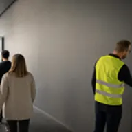 Kursmotiv zum BOS-Academy-Kurs „Evakuierungshelfer – Räumungen sicher unterstützen“.